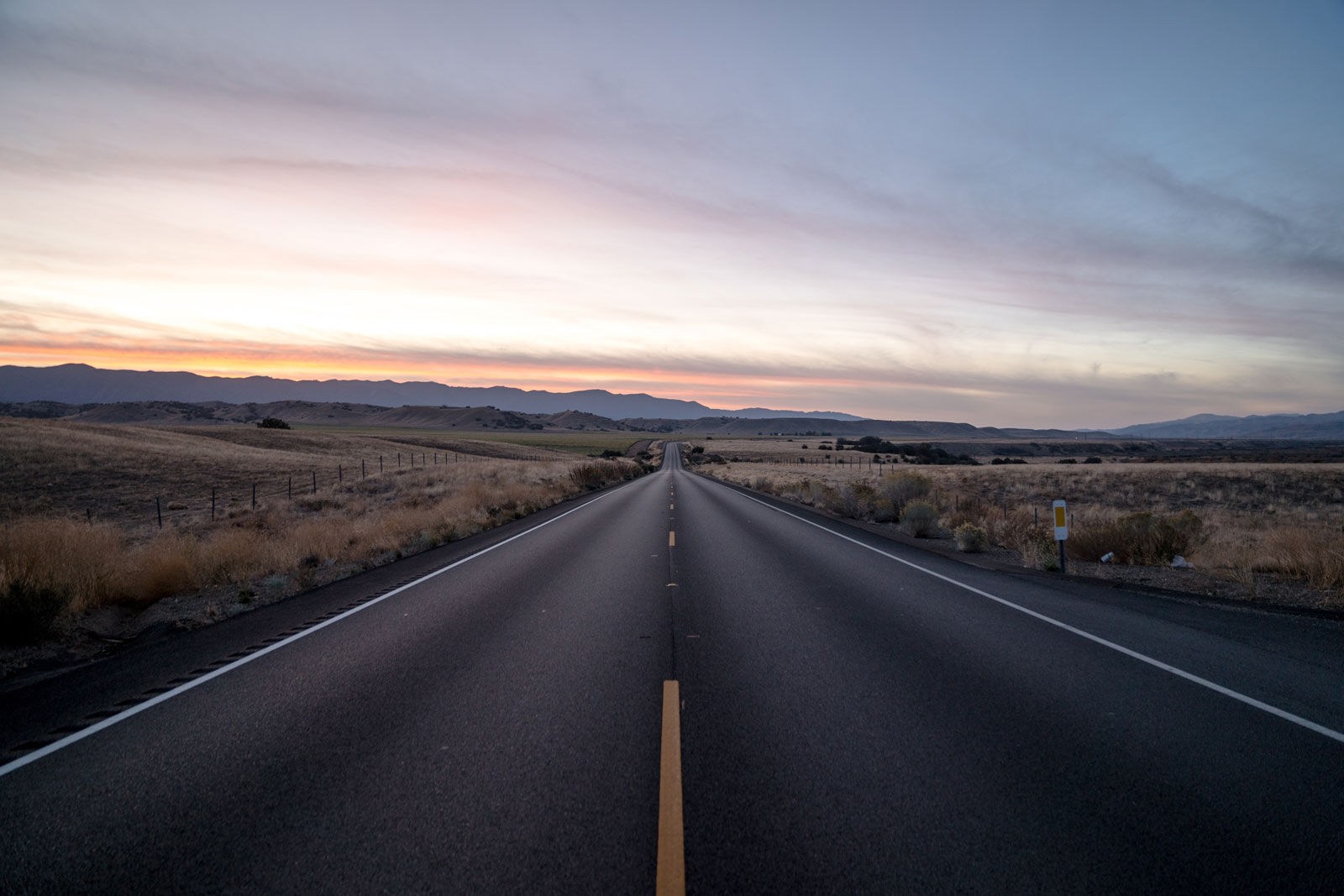 Ruta de pavimento vista al amanecer.